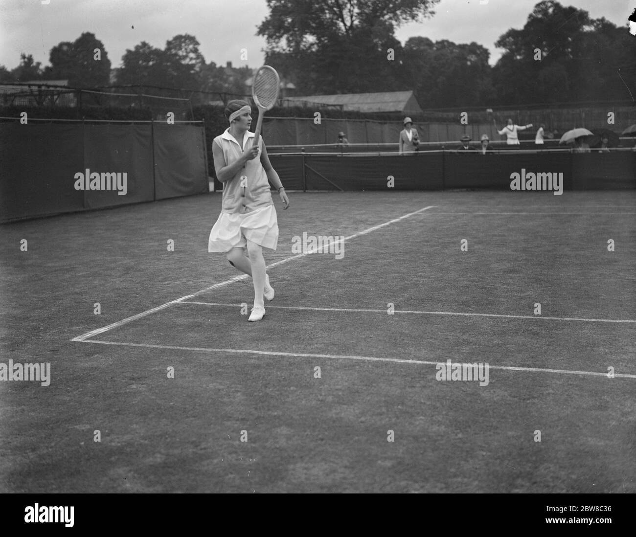 Rasentennis in Wimbledon. Miss Heine (Südafrika) im Spiel. . 21 Juni 1927 Stockfoto