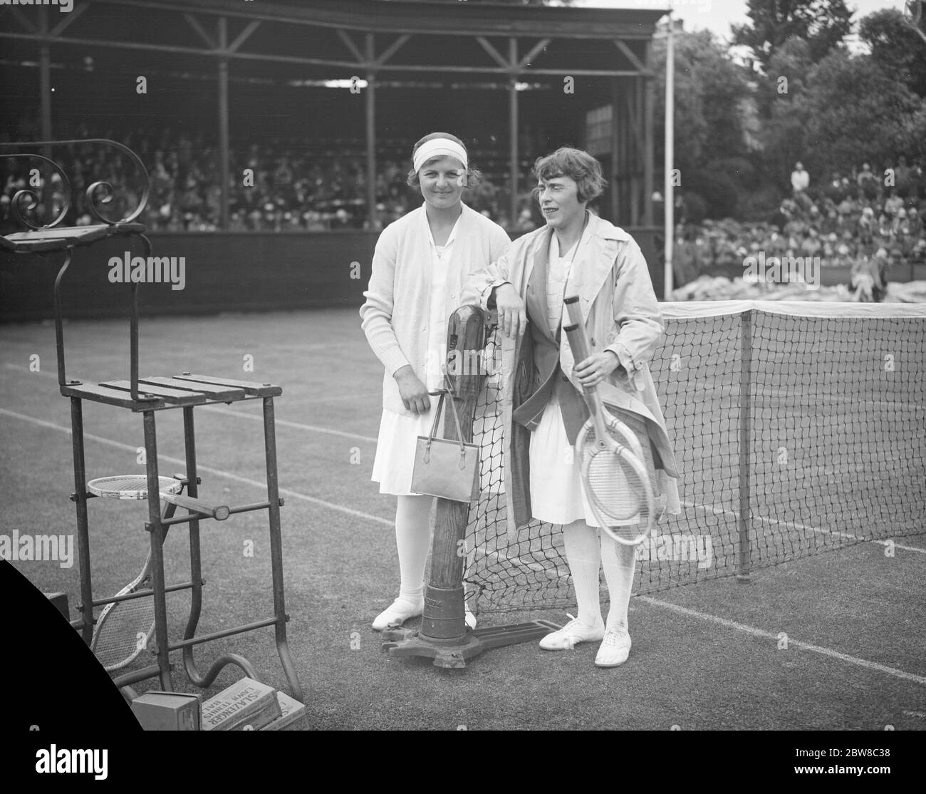 Großbritannien gegen Frankreich Damen Tennis Spiel in Eastbourne Betty Nuthalle und Mme Vaussard . 17 Juni 1927 Stockfoto