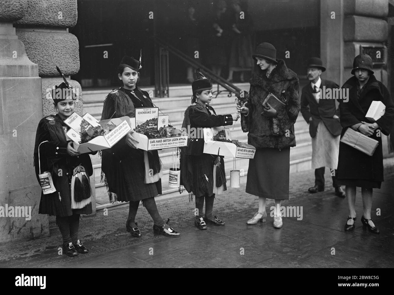 Die Begum 's Enkelinnen verkaufen Poppiers für Earl Haig 's Fonds. Die Begum 's Enkel verkaufen Mohnblumen außerhalb der Kriterium Theater . 11. November 1925 Stockfoto