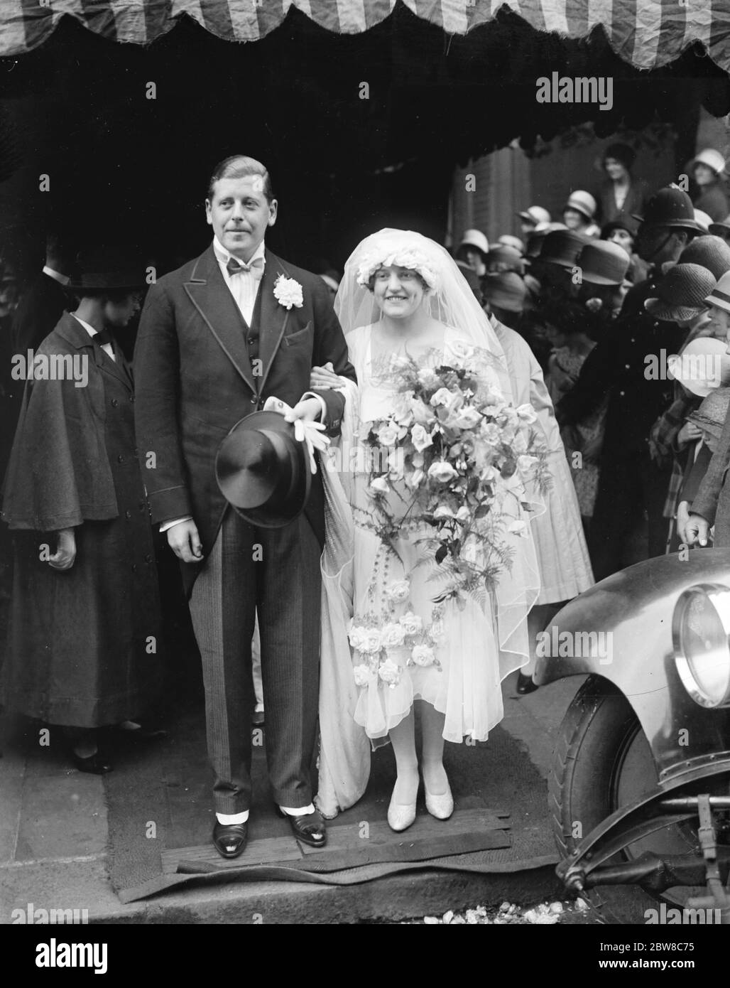 Sir Alfred Monds Tochter vermählt . Sir Alfred und Lady Mond 's Tochter Miss Nora Mond und Herr John Buckland hatte eine hübsche weiße Rose Hochzeit am Samstag im Heiligen Dreifaltigkeit, Sloane Square. Braut und Bräutigam verlassen die Kirche . 24 Juni 1926 Stockfoto