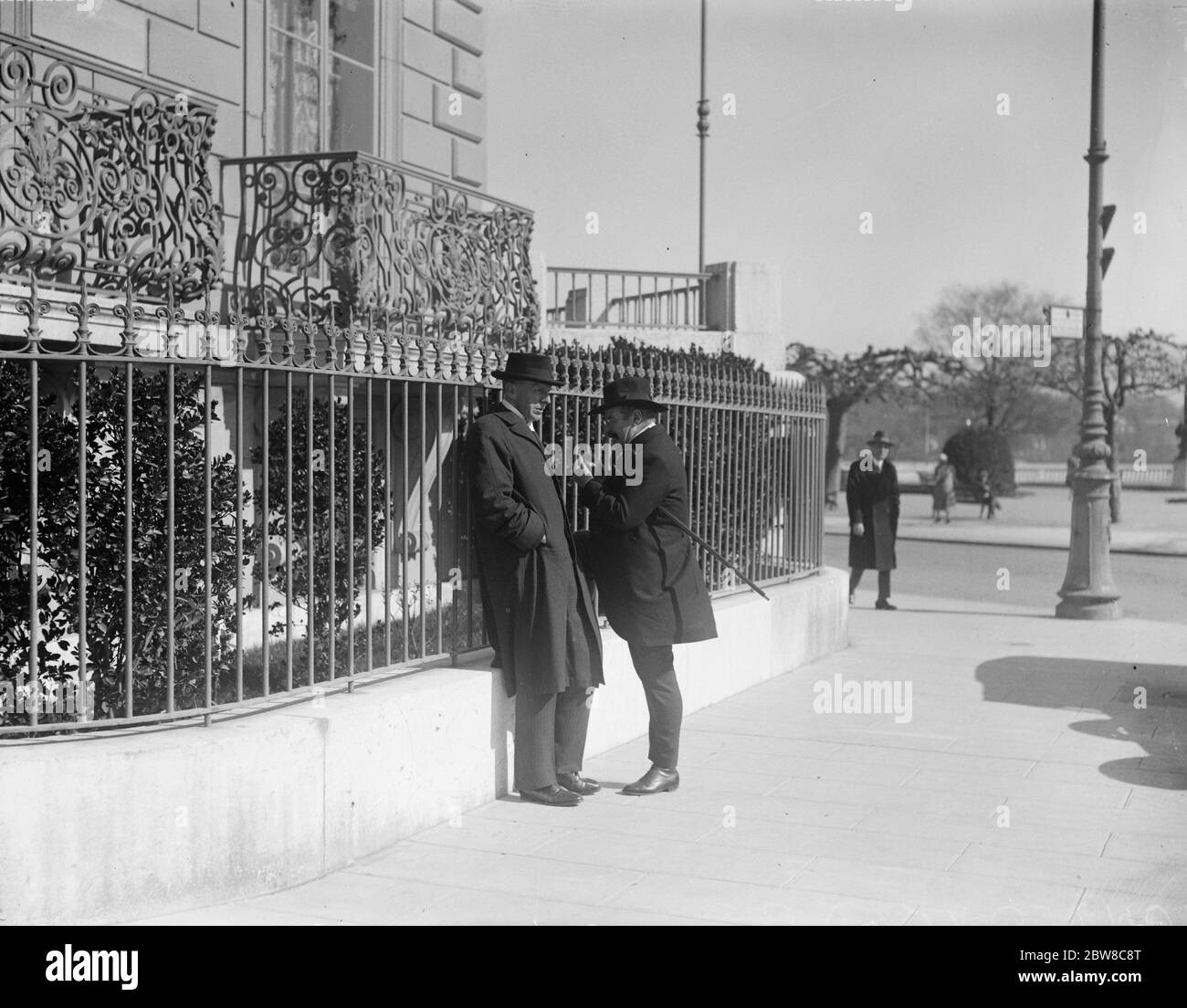 Ein informeller Chat in Genf . Lord Robert Cecil hat ein Gespräch am Straßenrand mit M Vandervelde, dem belgischen Außenminister. 12 März 1926 Stockfoto