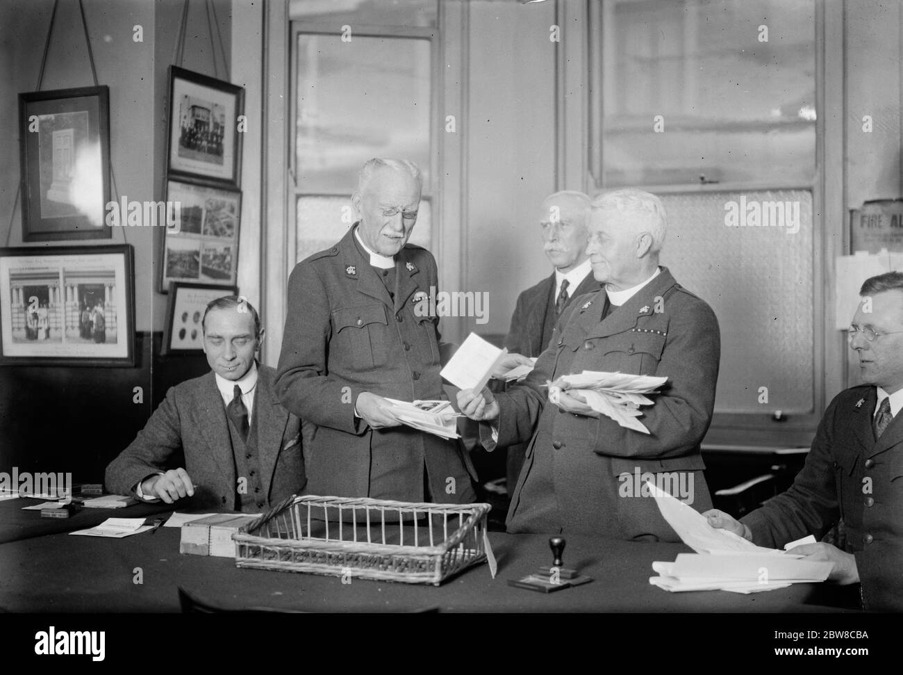 PRED Carlile an seinem 80. Geburtstag. Preb Carlile liest Glückwunschbotschaften in der Londoner Zentrale . 14. Januar 1927 Stockfoto