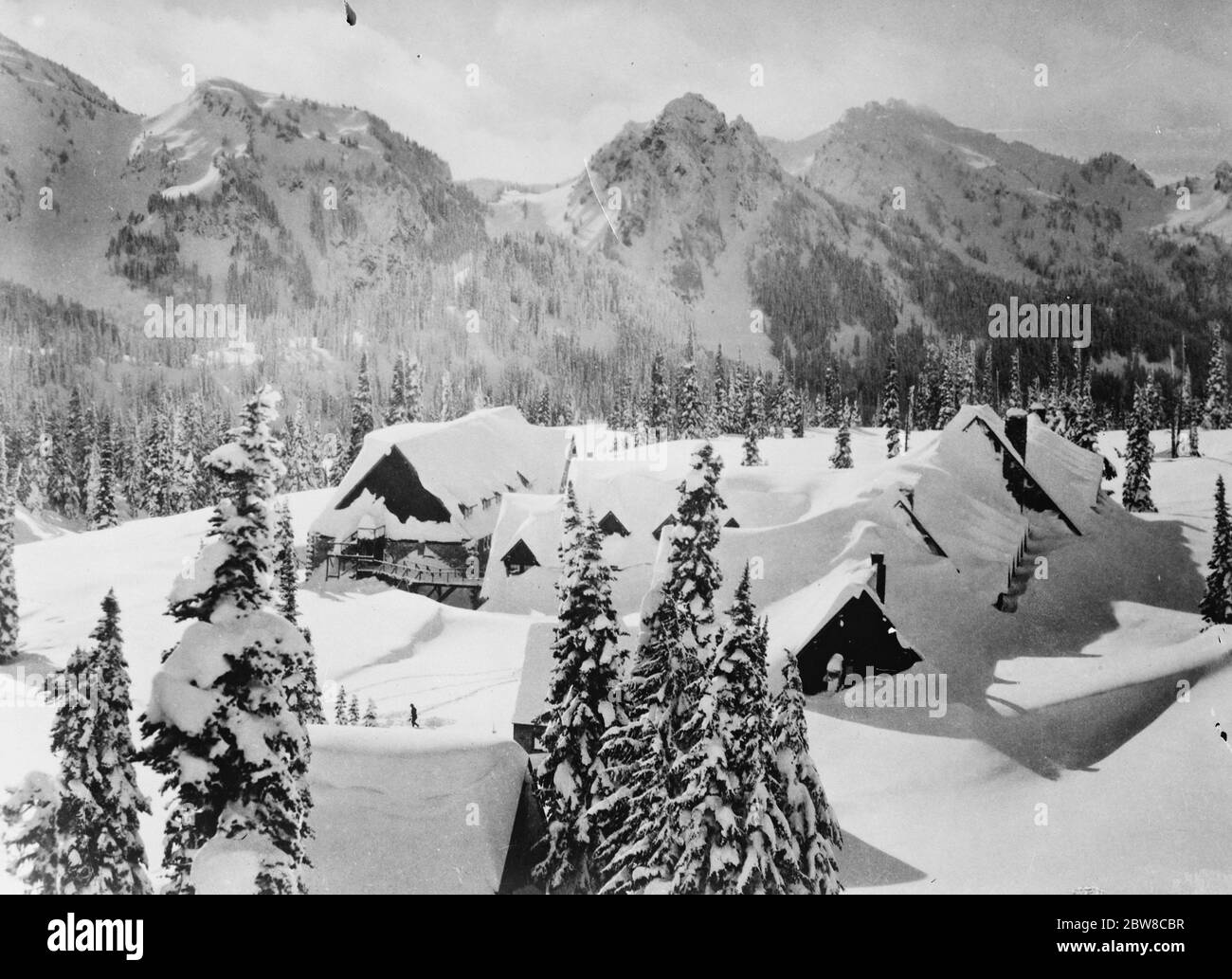 Amerika ' s Rekord Winter . Ein Foto von Rainier National Park, Washington, zeigt Paradise Inn, das beliebte Wintersportzentrum, fast unter Schnee begraben 22ft in der Tiefe. 15 Februar 1927 Stockfoto