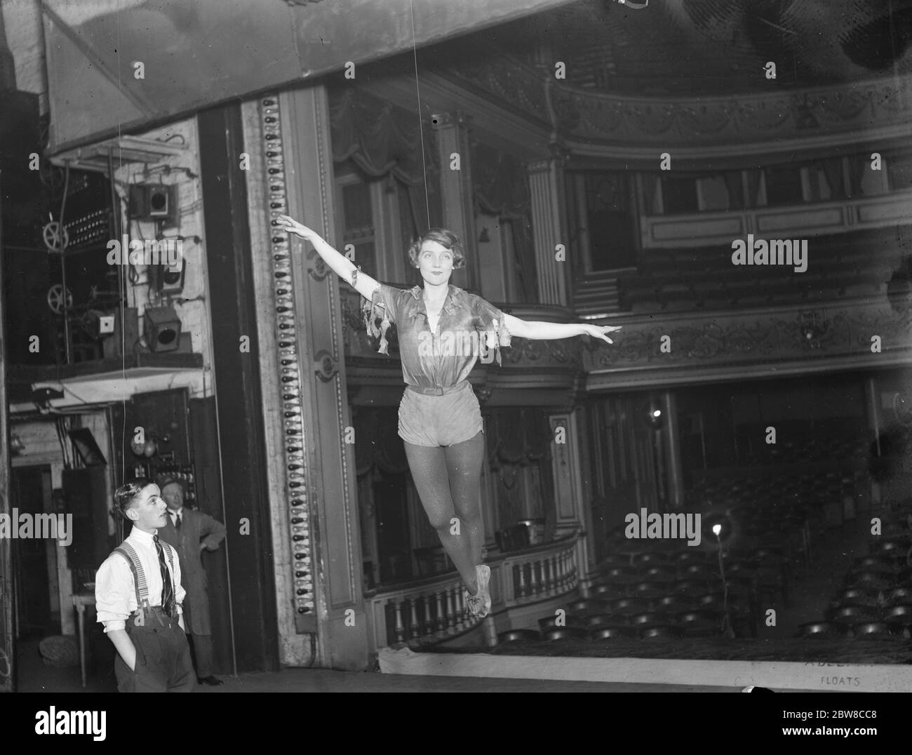 Miss Dorothy Dickson, als Peter Pan, macht ihren ersten Flug in diesem Jahr am Adelphi Theater. 13 Dezember 1926 Stockfoto