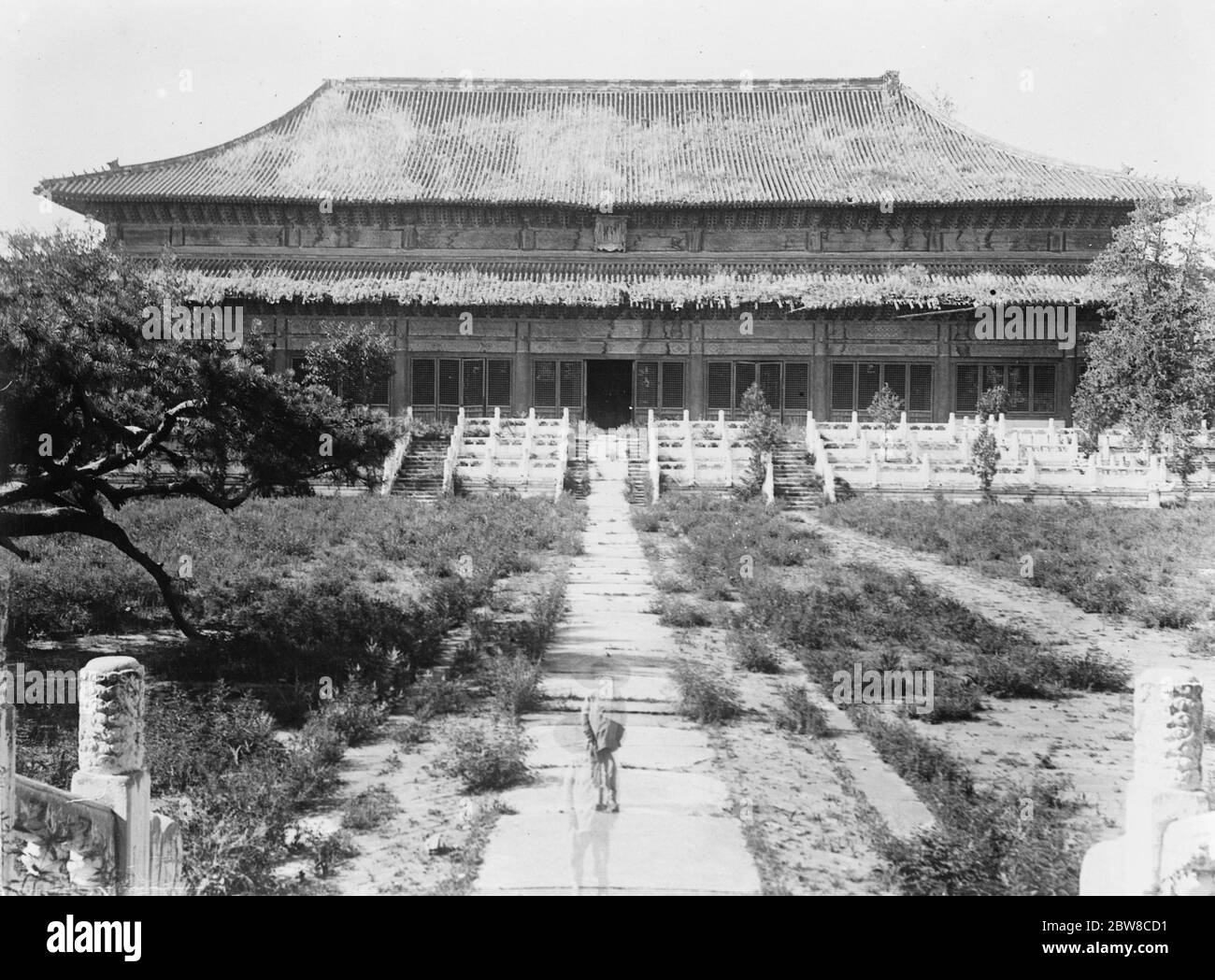 Jetzt in Gefahr der Gefangennahme . Nanking die Opferhalle am Mausoleum des Kaisers Yung Lo an den Ming-Gräbern. 15 März 1927 Stockfoto