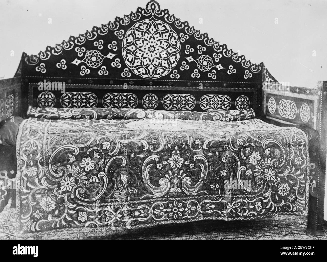 Die kaiserliche türkische Schatzkammer in Stamboul wurde zum ersten Mal für die Öffentlichkeit geöffnet. Der Thron von Murat IV, in Ebenholz-Einbauten mit Elfenbein gefangen in Bagdad (frühen 18. Jahrhundert). 16 Februar 1927 Stockfoto