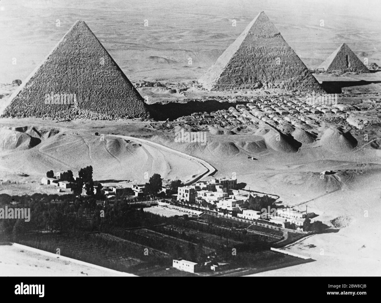 Eine auffallende neue Luftaufnahme aus Ägypten, zeigt das Mena House Hotel im Vordergrund, mit den Pyramiden von Gizeh darüber hinaus. 13 Juli 1927 Stockfoto