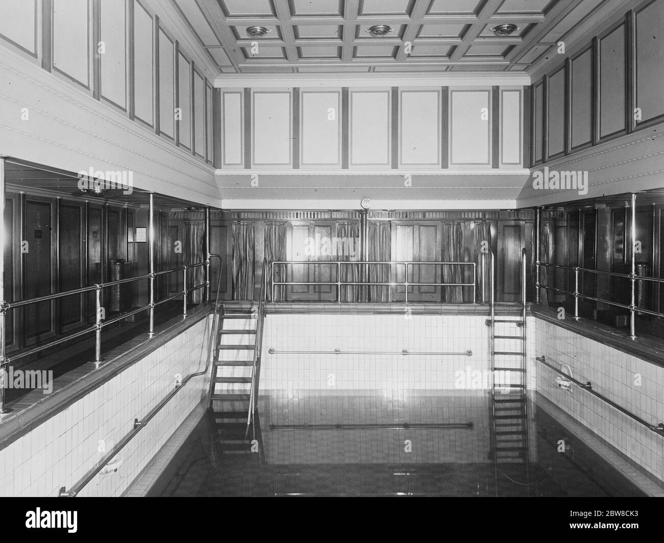 Prince of Wales und Prince George reisen als normale Passagiere der ersten Klasse auf Empress of Australia nach Kanada. Das Liner 's Schwimmbad . 22 Juli 1927 Stockfoto