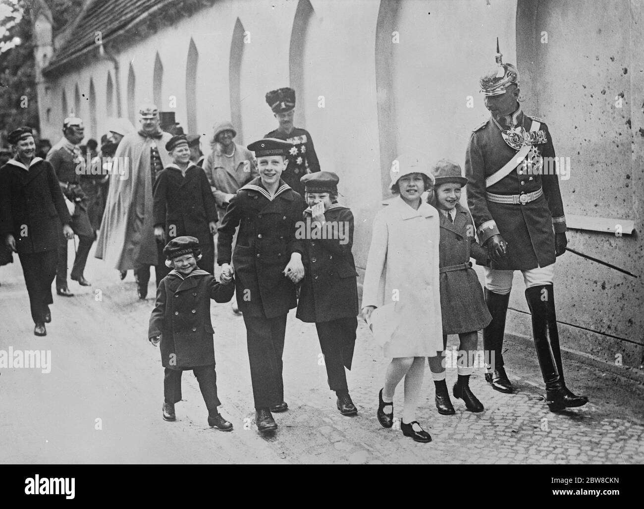 Jüngste Söhne des ehemaligen Kronprinzen von Deutschland in der Pfingstkirche, Potsdam bestätigt. Im Vordergrund steht Prinz Oscar von Preußen, begleitet von mehreren Kindern der preußischen Prinzessin 27. Mai 1927. Stockfoto