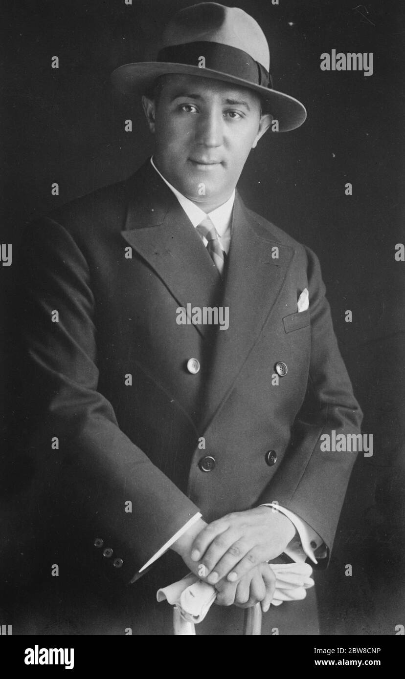 Polizist engagiert für Grand Opera . Karl Koestler, der Wiener Polizist, der einen Vertrag mit Dr. Reuter, Direktor der Sächsischen Staatsoper, unterzeichnet hat, um in Dresden in der nächsten Saison zu erscheinen. Koestler' s Stimme, als er an einem musikalischen Abend der Wiener Polizeigesangverein eine Solopart sang. Bis 24. August 1927 Stockfoto