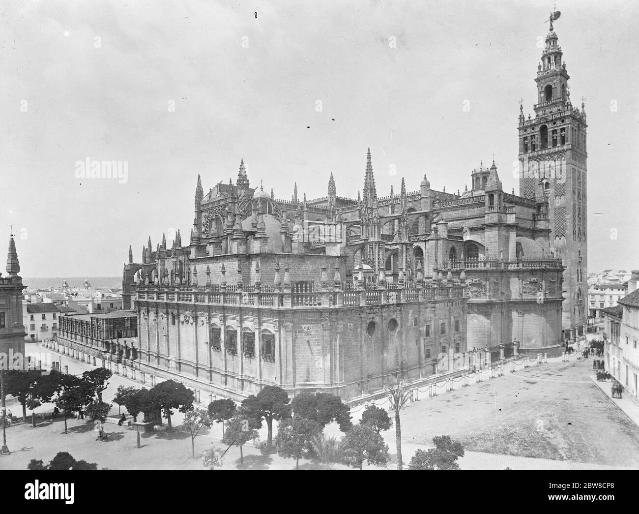 Zu besuchen von der Prince of Wales . Kathedrale von Sevilla, zeigt die berühmte Giralda. 27. April 1927 Stockfoto