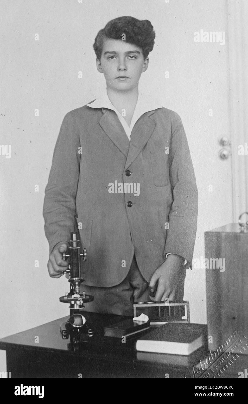 Tragische Kaiserin 's Sohn als angehende Wissenschaftler. Der ehemalige Erzherzog Otto, rechtmäßiger Thronfolger Österreichs und Ungarns, erhielt mit dem Mikroskop von seiner Mutter an seinem 14. Geburtstag. 28 Mai 1927 Stockfoto