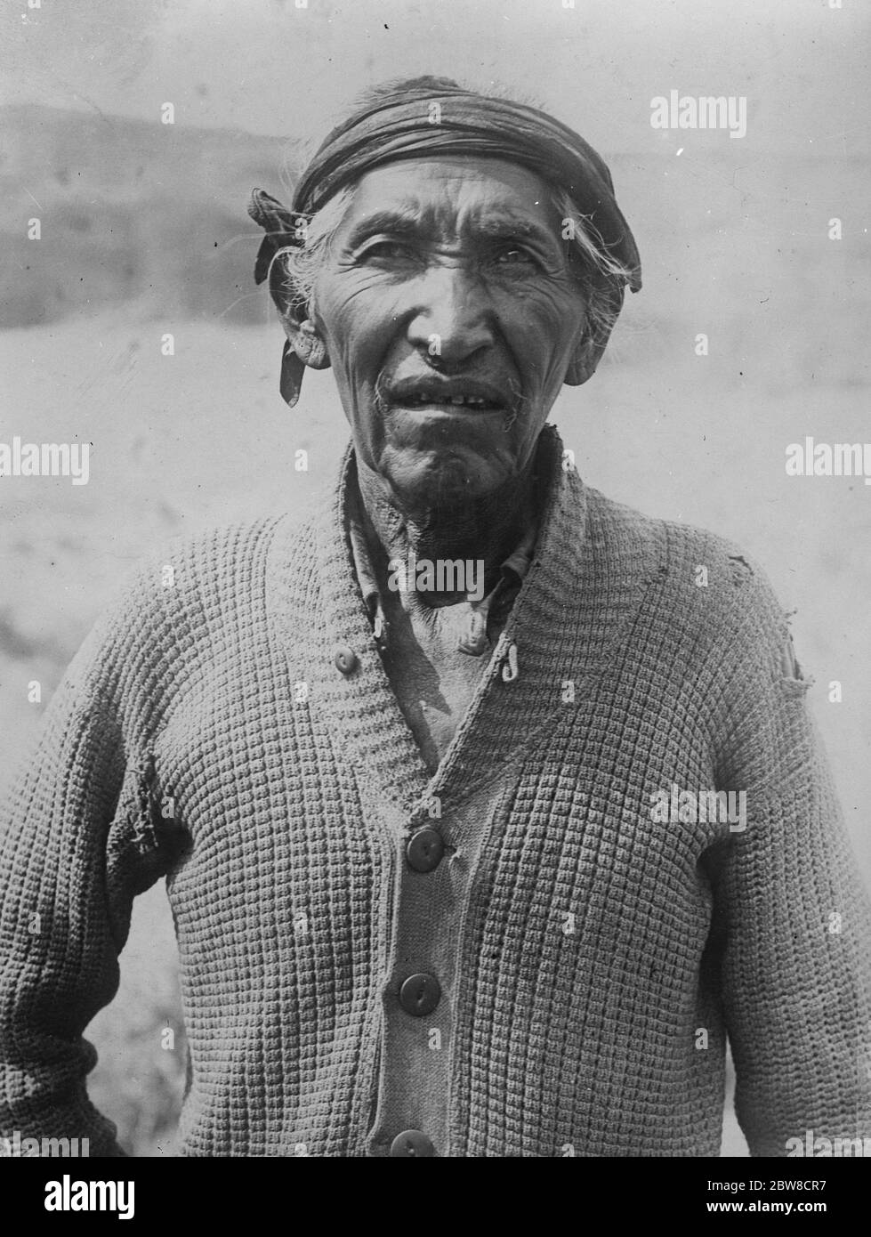 Indianer angeklagt wegen Mordes an 14 Goldgräbern in 8 Tagen. "Sulky Bull" ein Navaho-Indianer, der unter Verschluss und Schlüssel in Tombstone, Arizona, mit dem Mord an vierzehn Goldgräbern, die es im Laufe von acht Tagen angeblich angeklagt ist, er ausgelassen und erwürgt eins nach dem anderen. Bis 26. August 1927 Stockfoto