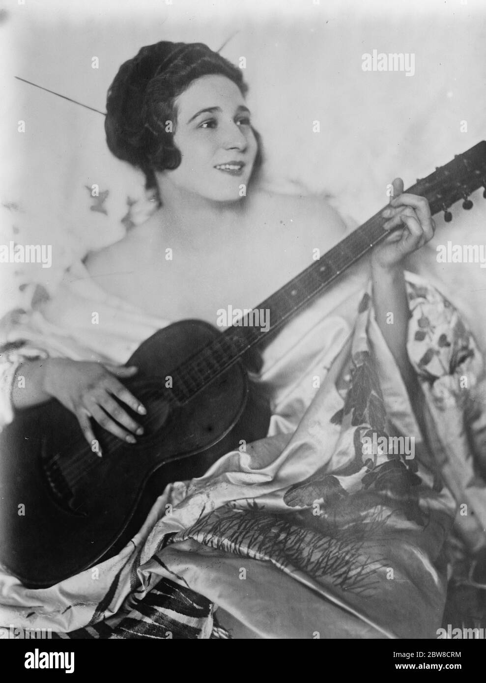 Senorita Maria Lozano, der einstimmig zum offiziellen Gitarristen der Universität Salamanca gewählt wurde. 27 Mai 1927 Stockfoto