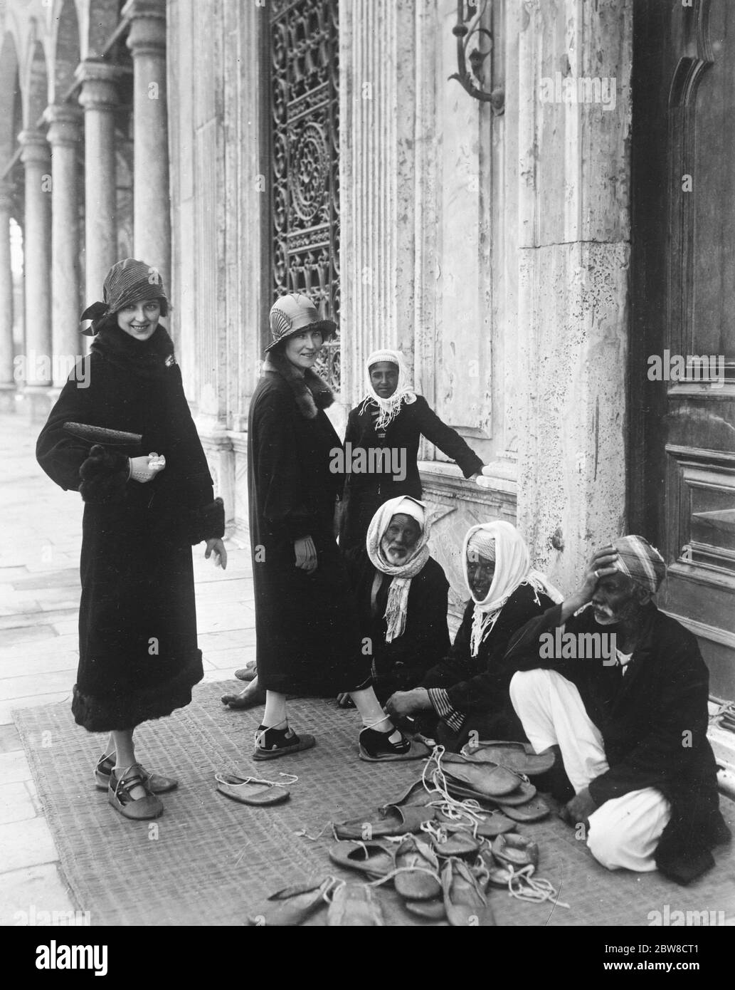 Eine Vorstufe zum Sehen. Touristen setzen auf spezielle Schuhe vor der Eingabe der Moschee von Mohamed Ali, Kairo. 26. Oktober 1926 Stockfoto