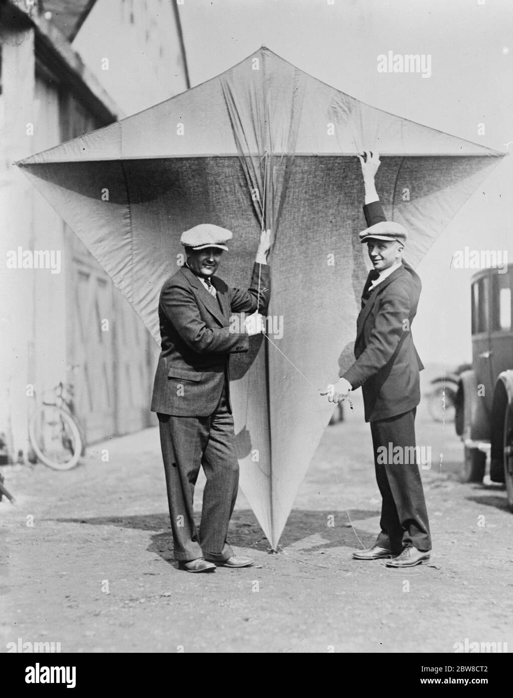 Clarence Duncan Chamberlin ( November 11 1893 - Oktober 30 oder 31 1976 ) beginnt seinen Flug im Atlantik . Chamberlin (rechts) testet seinen Funkdrachen. Juni 1927 Stockfoto