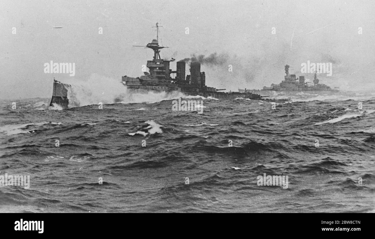 Der Tiger in einer rauen See . Ein feines Foto von HMS Tiger dampfend voller Geschwindigkeit durch ein raues Meer . Capt Dewar 's neuen Befehl . 25. September 1928 Stockfoto