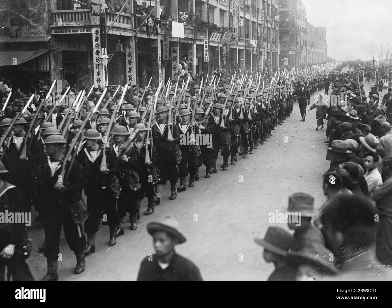 Britische Marinedemonstration in Hongkong . Blaujacken marschieren in voller Kit. 29 März 1927 Stockfoto