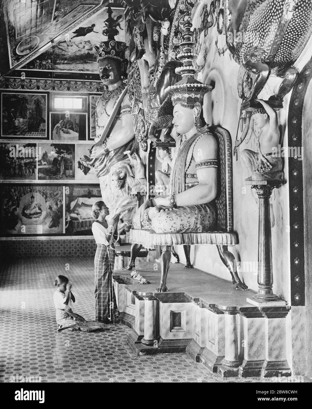 Die Heiden in seiner Blindheit verneigt sich vor Holz und Stein. Ein Interessantes Bild aus Ceylon, zeigt Native Anbeter im buddhistischen Tempel in Kelaniya. Februar 1927 Stockfoto