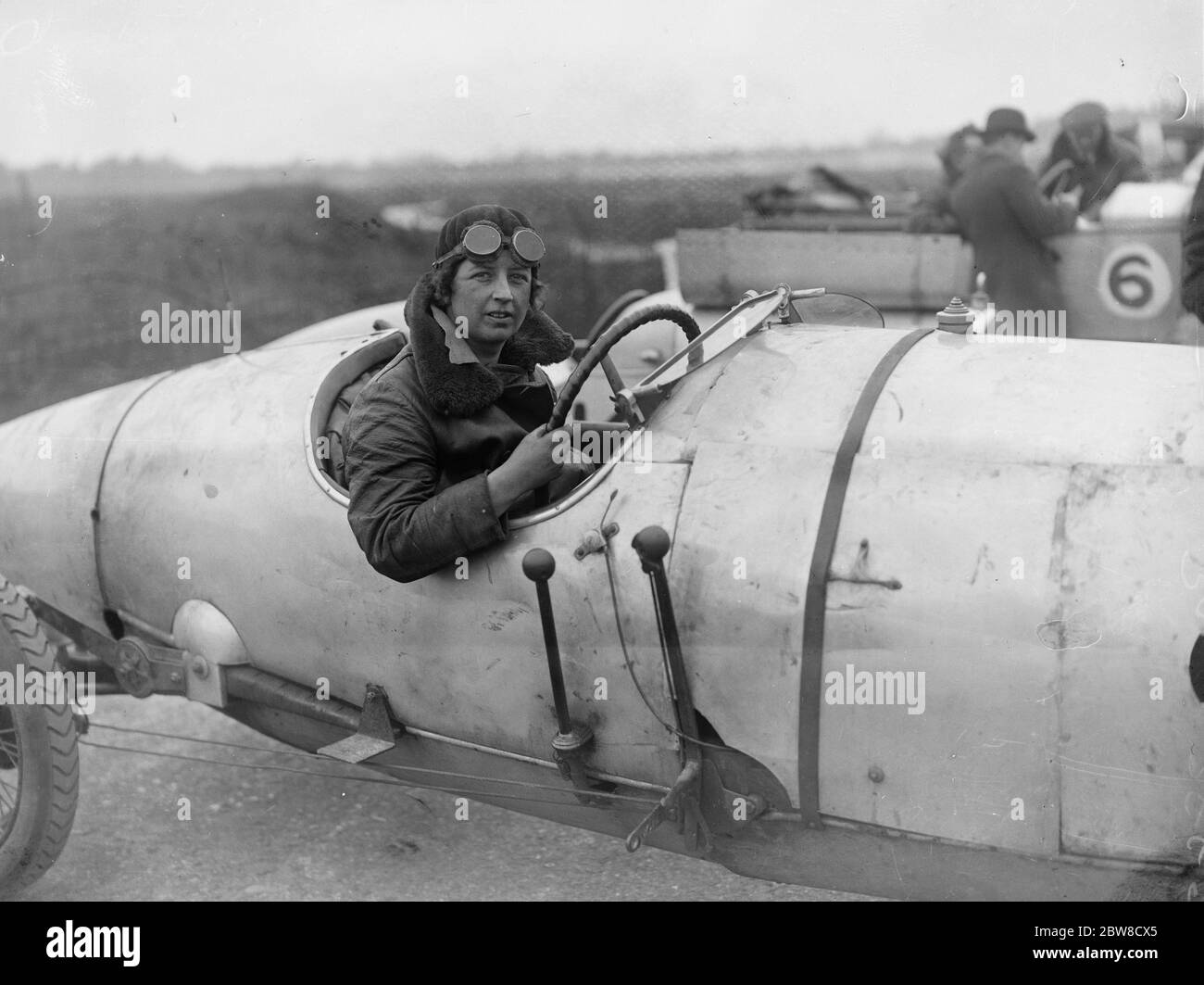 Lady Autofahrer Sieg in Brooklands . Frau Christie nach ihrem Sieg. 24. April 1926 Stockfoto