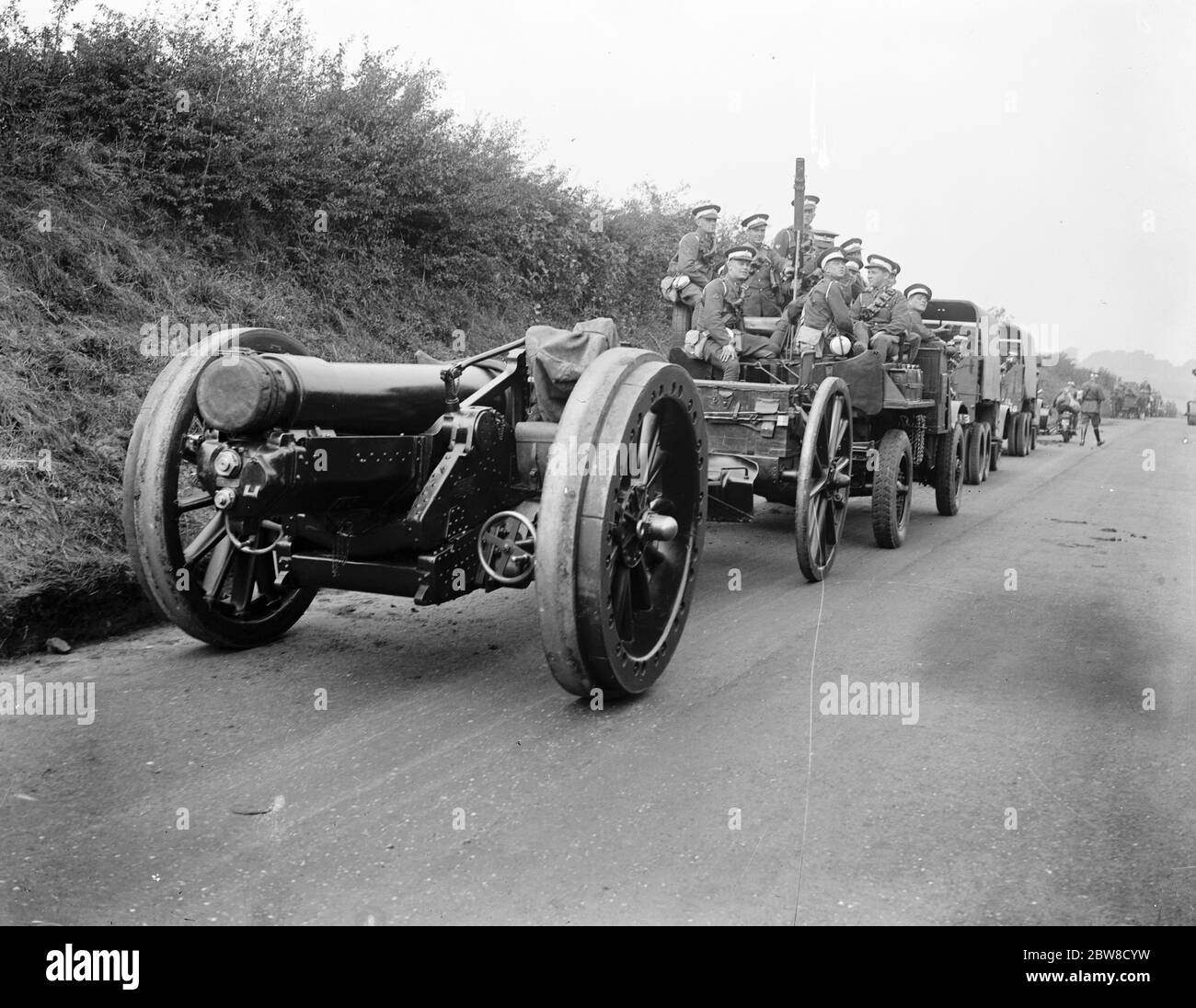 Die Anti-Flugzeug-Pistole schützt die große Pistole. Ein Anti-Flugzeug begleitet den Howitzer bei den Manövern in Oxford. September 1927 Stockfoto