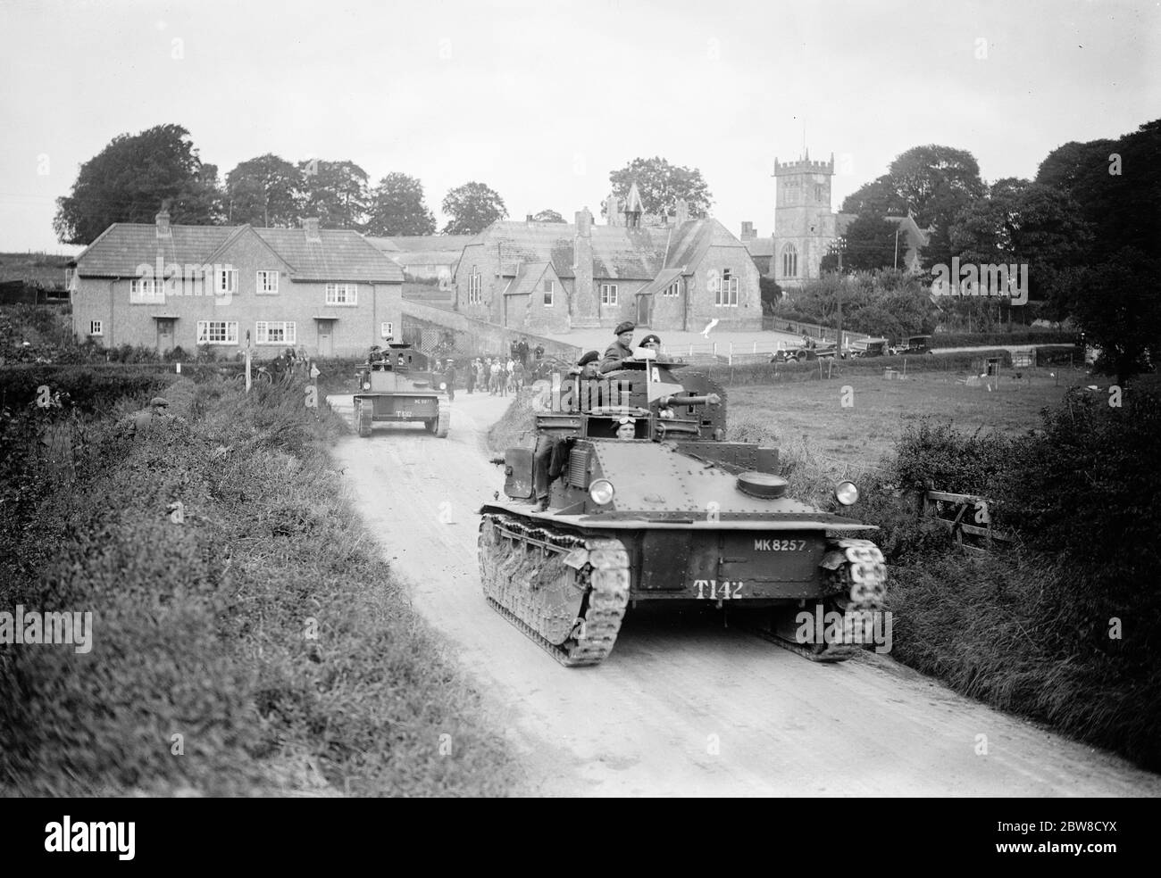 Große mechanische Armee auf Salisbury Plain . Zwei riesige Panzer durch Collingbourne Ducies auf dem Weg nach vorne. Bis 19. August 1927 Stockfoto