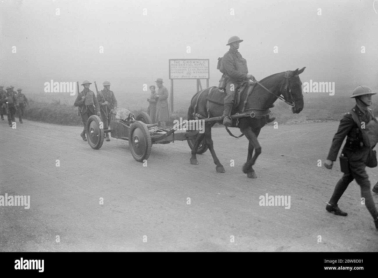 Die neueste Neuheit in der Mimik Krieg . Ein Maschinengewehr auf einem Trolley montiert , angetrieben von Pferdesport , ist die neueste Neuheit in der Mimik Krieg auf Salisbury Plain . Bis 29. August 1927 Stockfoto