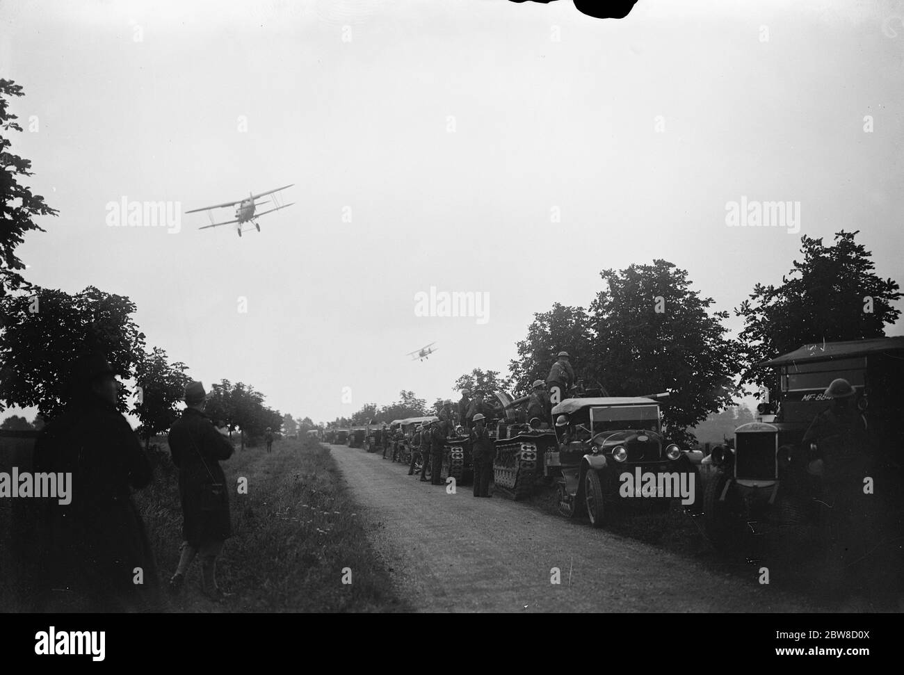 Große mechanische Armee auf Salisbury Plain . Ein Luftangriff auf die mechanicalised Armee Spalte, die gehalten wurde, weil die Straße gesprengt wurde. Bis 19. August 1927 Stockfoto