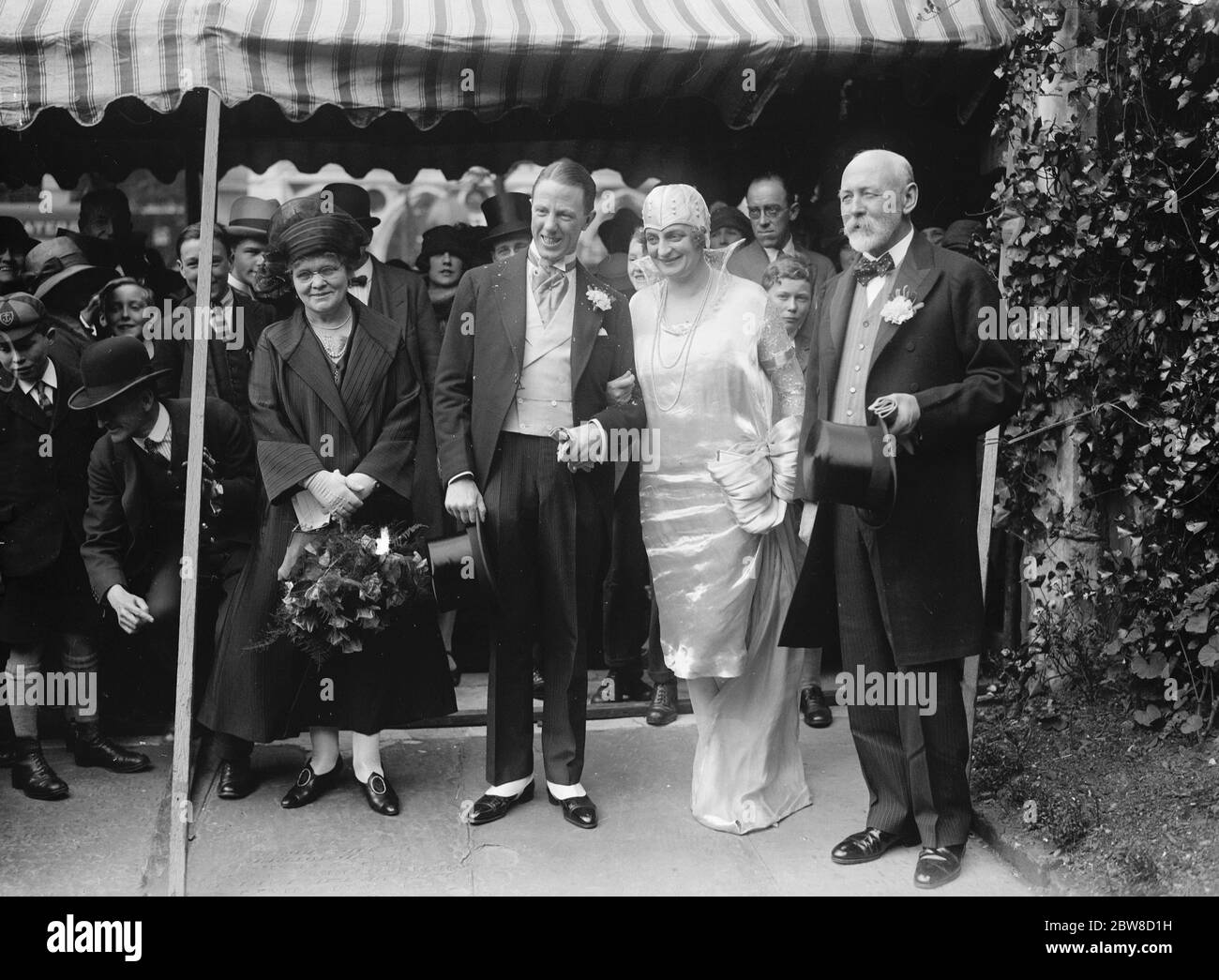 Miss E Scotney war verheiratet in St Clement Danes zu Herrn D. H. Russell. Braut und Bräutigam . 15 Juni 1926 Stockfoto