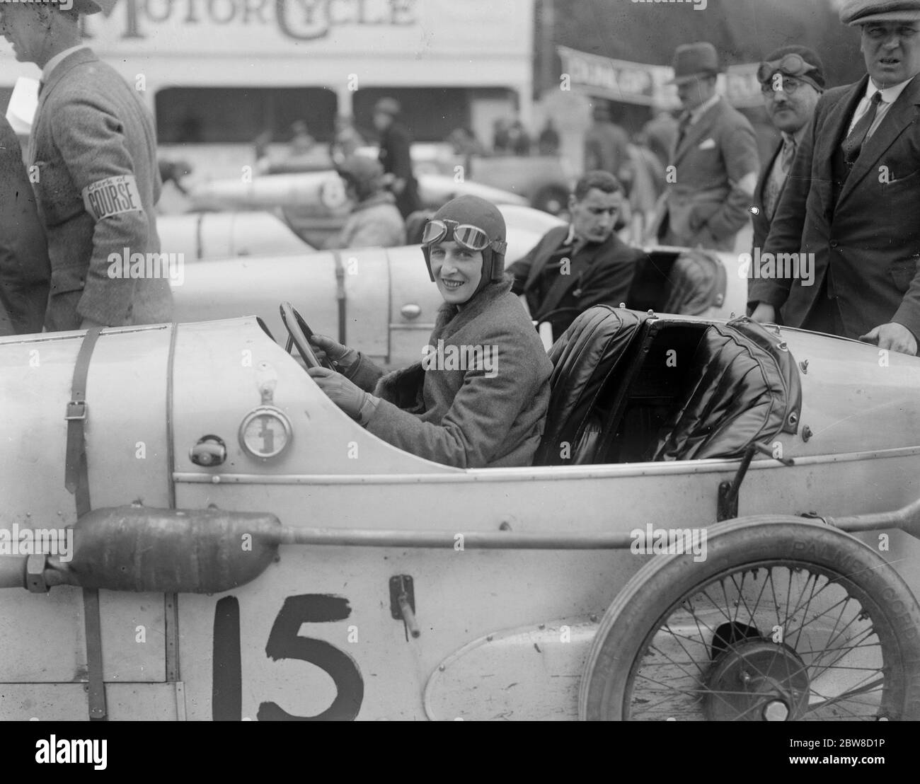 Lady Autofahrer gewinnen in Brooklands . Frau Christie nach ihrem Sieg. 24. April 1926 Stockfoto