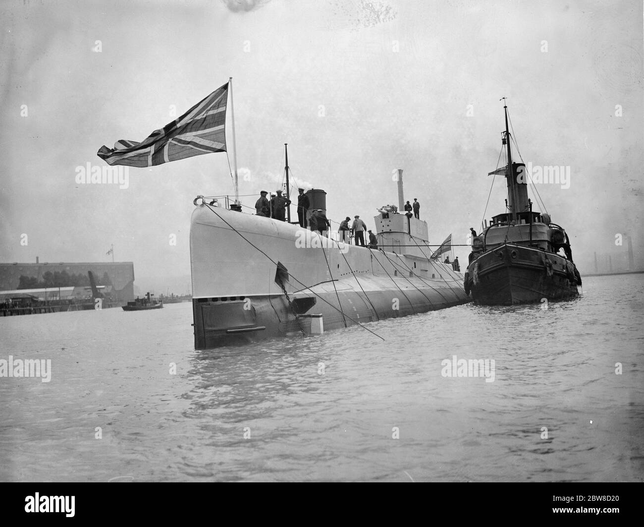 Erstes britisches U-Boot mit einem Namen, neuester Schiffstyp, das in Chatham gestartet wurde. Die HMS Oberon ( P21 ) ein U-Boot der Odin-Klasse, das von Admiralität-Schlepper begleitet wird. 25. September 1926 Stockfoto