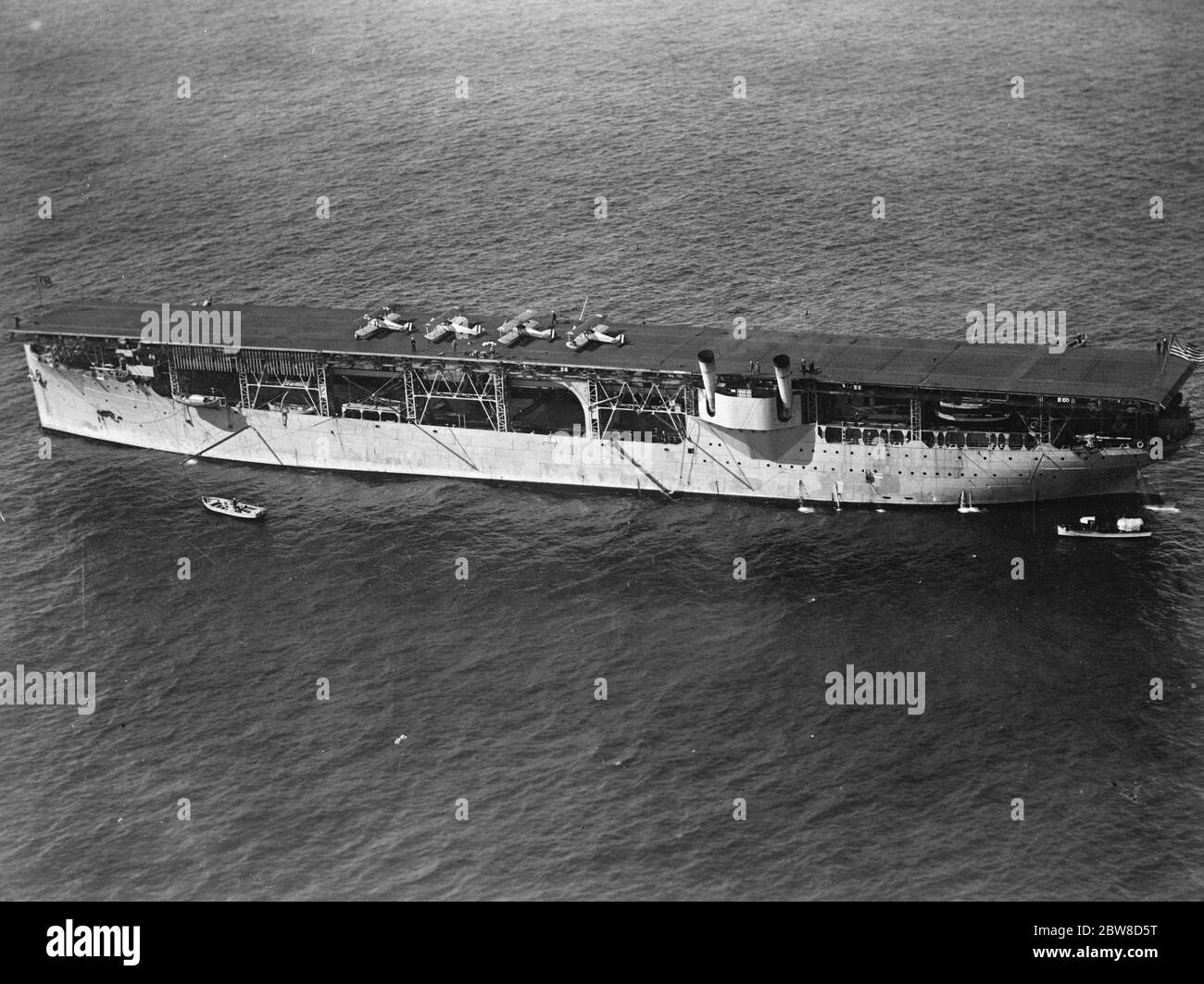 Wie Flugzeuge auf einem schwimmenden Flugplatz landen. Maschine in Position auf dem Landedeck des US-Flugzeugträgers USS Langley bei San Diego. Dezember 1926 Stockfoto