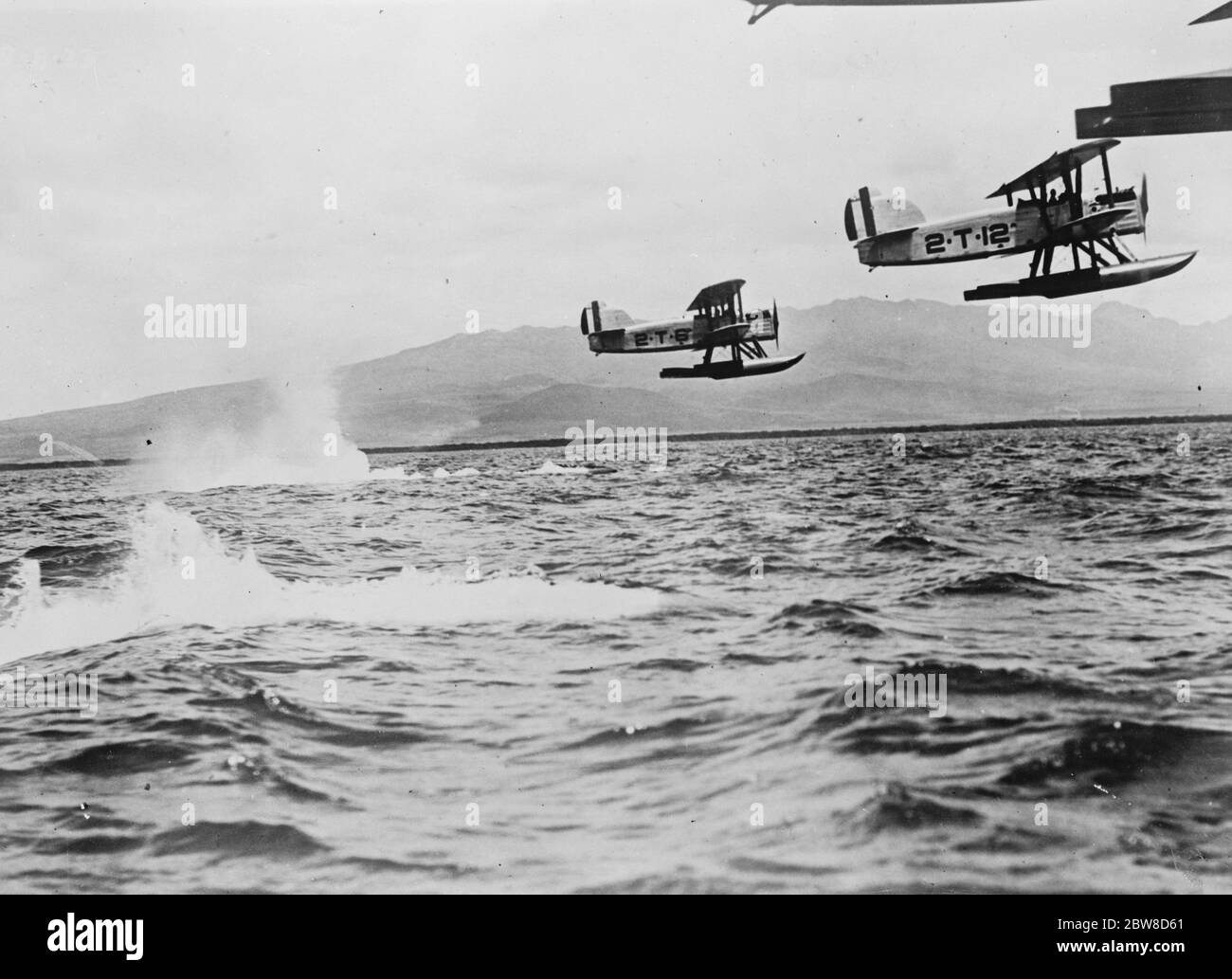 Onkel Sams ' Air Devil ' Proben Kriegstaktik in Manövern vor San Diego . Dieses Photograh zeigt zwei Torpedos, die ihren Weg zur Markierung pflügen, nachdem sie vom Wasserflugzeug freigesetzt wurden, das aus der Reichweite des Verteidigungsfeuers in die Luft stieg. Februar 1927 Stockfoto