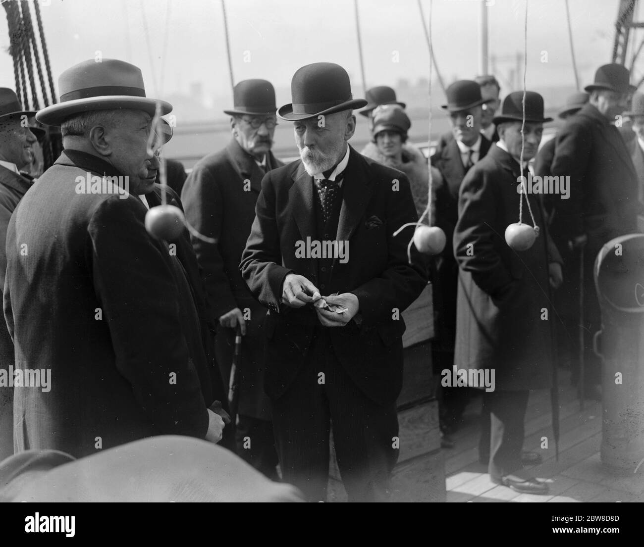Das erste Apfelschiff aus Australien kommt am King George Vth Dock an. Sir Joseph Cook . April 1927 Stockfoto