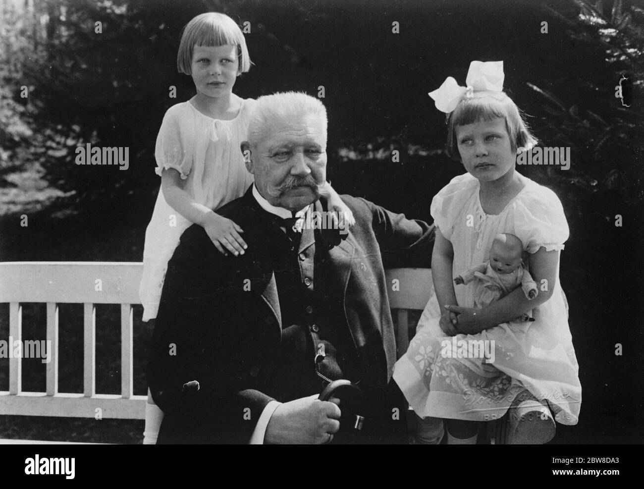 Ein neues Foto von Präsident Hindenburg mit seinen beiden Enkeltöchtern. Dezember 1928 Stockfoto