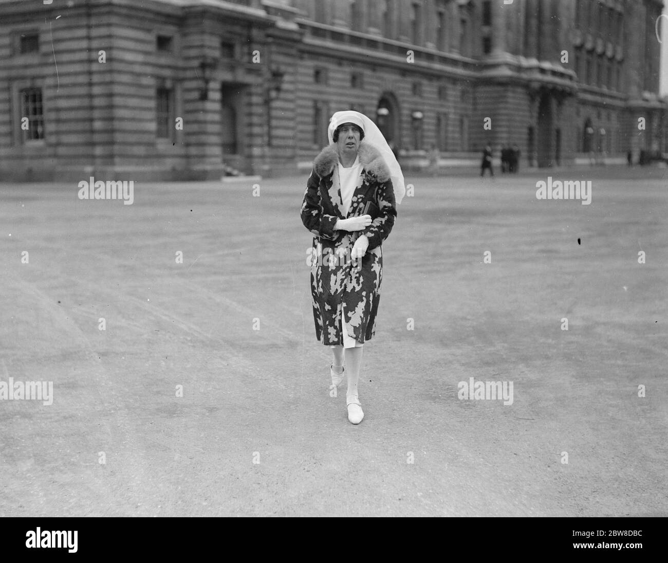 Der König hält und Investitur am Buckingham Palace . Miss Forsyth Grant, die die MBE verlassen erhalten. 28 Juni 1928 Stockfoto