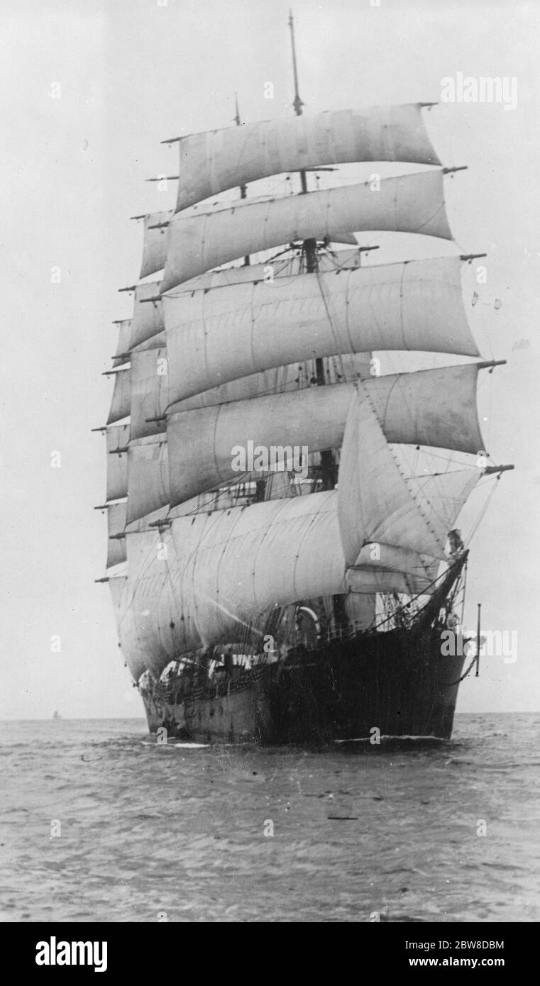 Weiße Flügel auf volle Strecke. Eine feine Studie des C B Pedersen Segelschiffs, jetzt als schwedisches Trainingsschiff verwendet, unter Vollsegel. 11 Mai 1927 Stockfoto