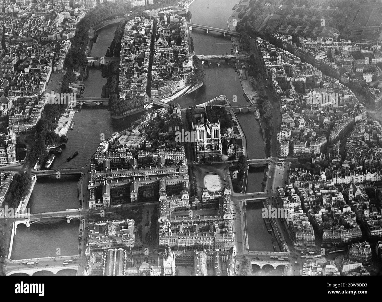 Paris aus der Luft gesehen. Im Vordergrund die Ile de la Cite mit Notre Dame und darüber hinaus die Ile St. Louis. November 1928 Stockfoto