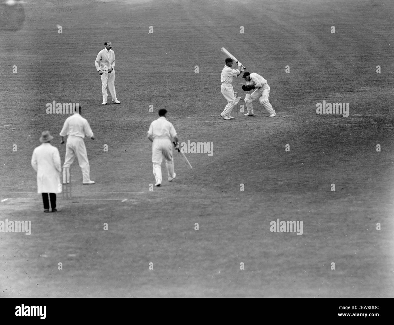 Ein weiteres Jahrhundert im Oval. Robert Bob Elliott Story Wyatt (Warwickshire) vervollständigt sein Jahrhundert mit einem kräftigen Treffer ins Bein, gegen Surrey am Oval. 12 Juni 1928 Stockfoto