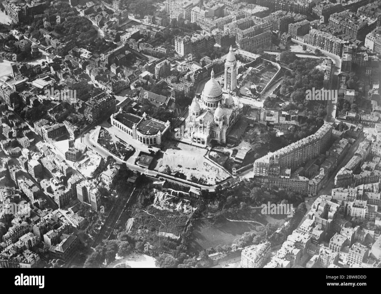Paris aus der Luft gesehen. Zeigt den Stadtteil Montmartre mit der Kirche Sacre Coeur auf dem berühmten Hügel. November 1928 Stockfoto