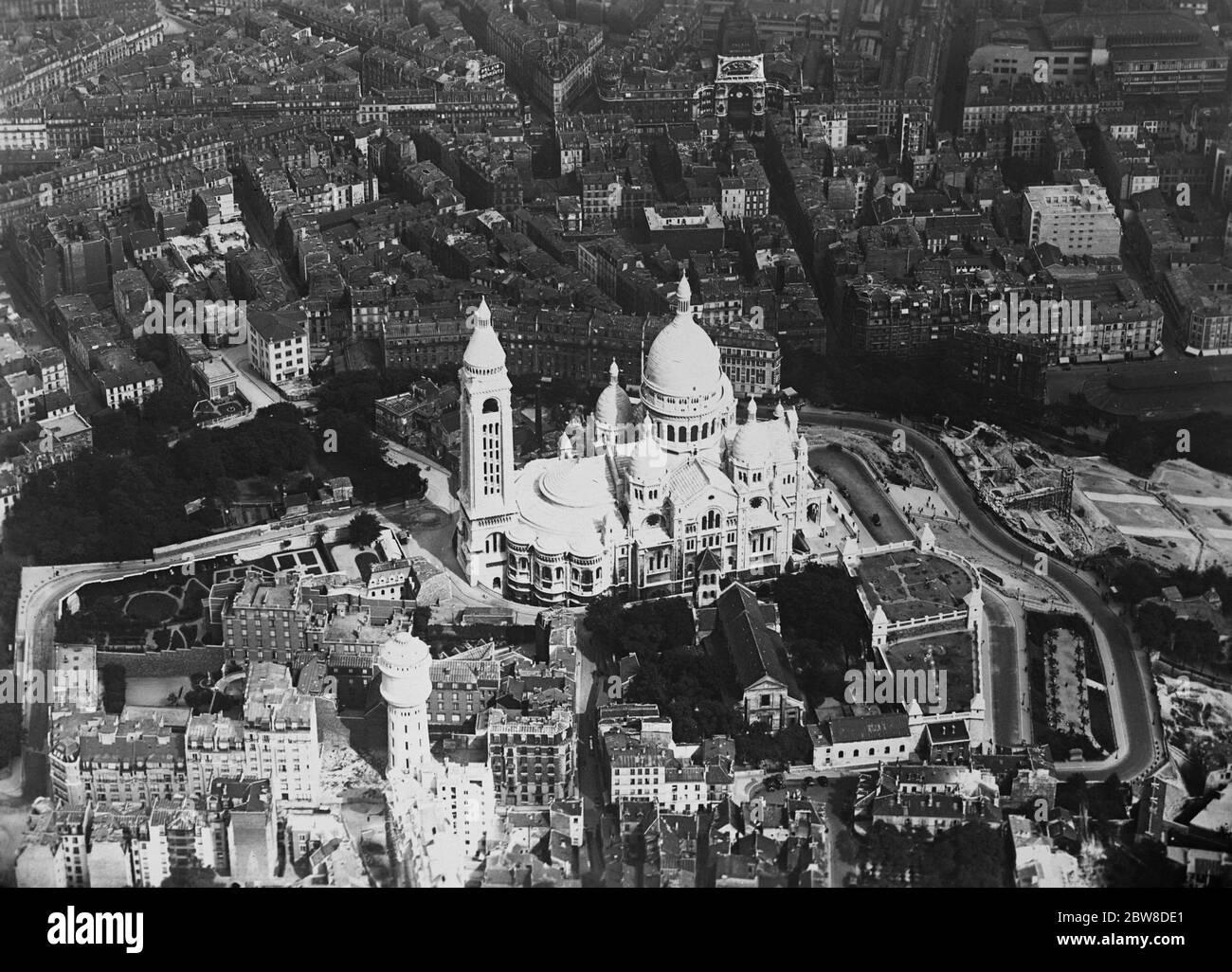 Paris aus der Luft gesehen. Zeigt Montmartre mit der Kirche Sacre Coeur auf dem berühmten Hügel. November 1928 Stockfoto