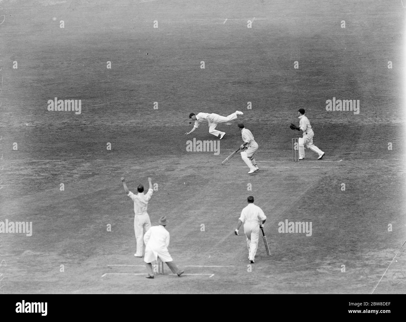 Riesige Punktzahl gegen den Champion County bei der Oval . Hopwood (Champion County) nicht akzeptieren, eine Chance angeboten von Hendren mit seiner Punktzahl bei 48. 17. September 1928 Stockfoto