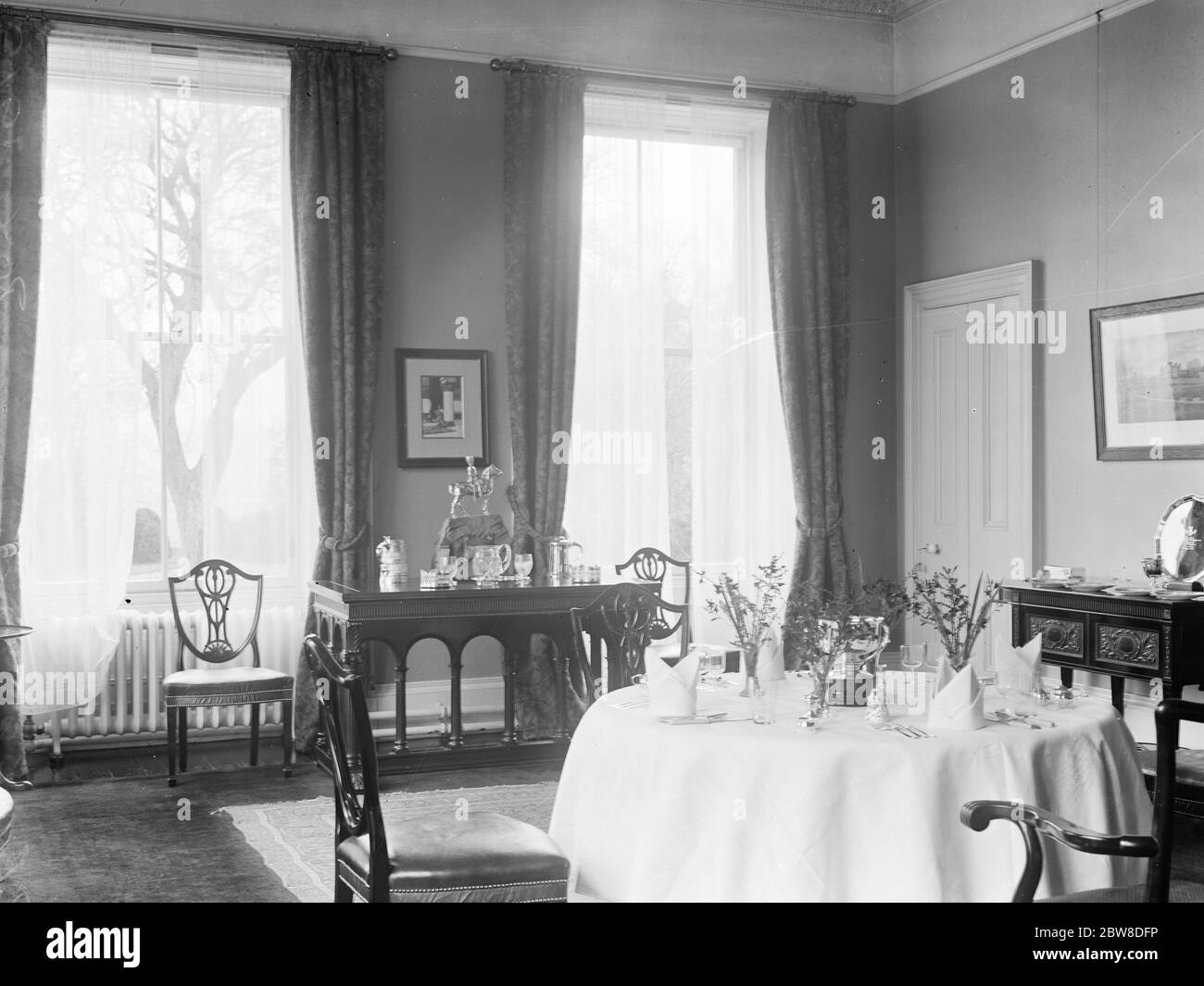 Der Speisesaal im Bemersyde House in der schottischen Grenze. Ein Geschenk an Feld - Marschall der 1. Earl Haig , Kommandeur der britischen Streitkräfte im Ersten Weltkrieg , von der britischen Regierung . Dezember 1919 Stockfoto Der Speisesaal im Bemersyde House in der schottischen Grenze. Ein Geschenk an Feld - Marschall der 1. Earl Haig , Kommandeur der britischen Streitkräfte im Ersten Weltkrieg , von der britischen Regierung . Dezember 1919 Stockfoto