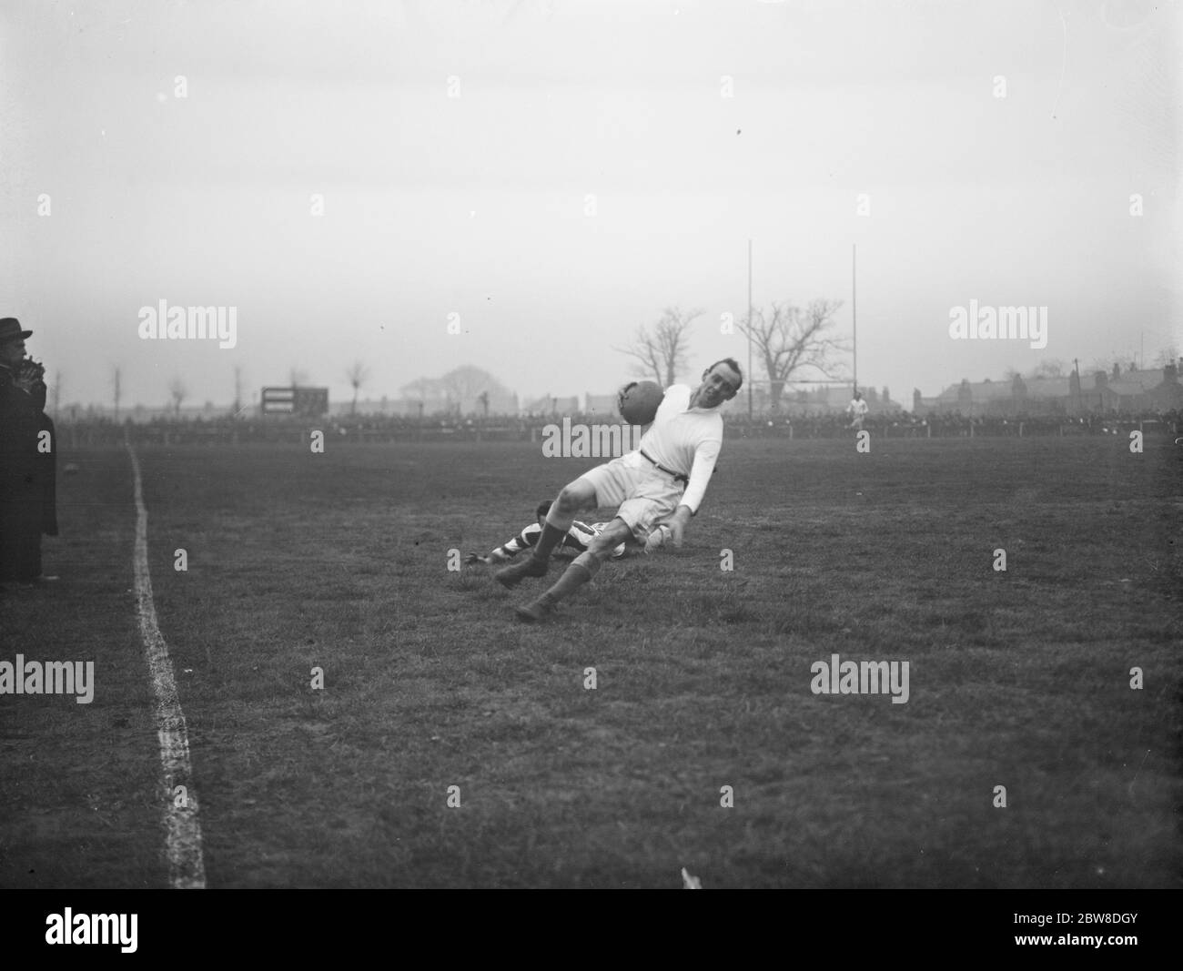 Internationales Rugby-Spiel in Birmingham . Farben gegen Weiße . Sir Devett swerving . 11 Dezember 1926 Stockfoto