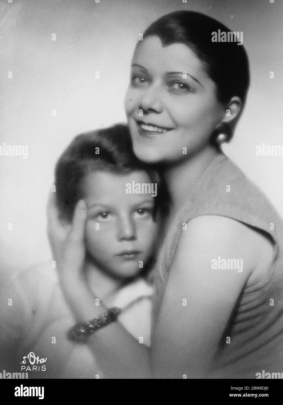 Madame Spinelly mit ihrem Sohn Maneol Spinelly. Der kleine Junge ist überall als "kleiner Spion" bekannt. Juni 1928 Stockfoto