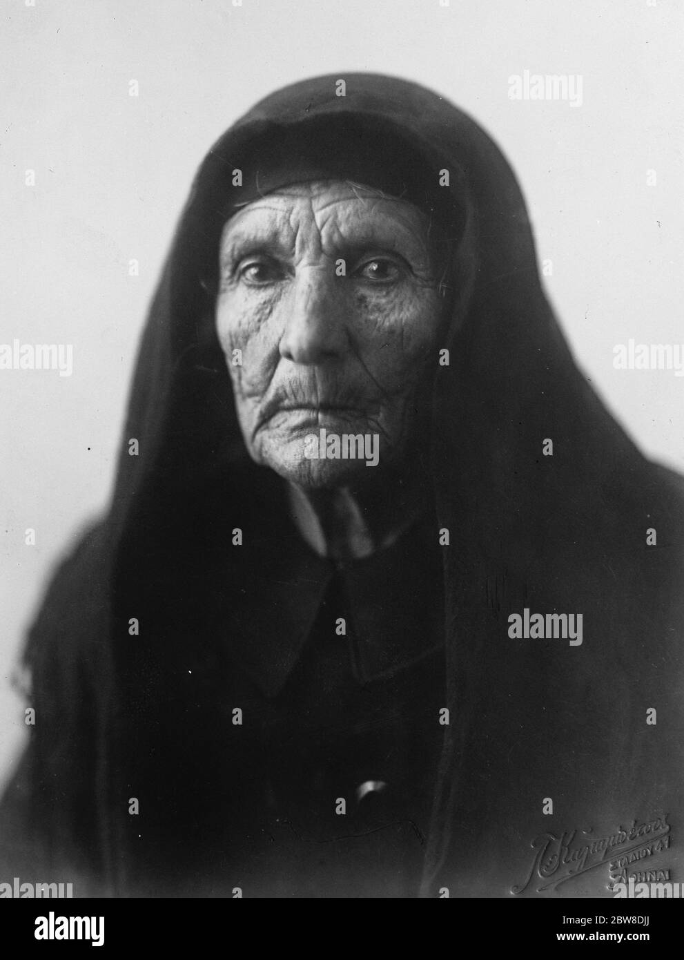 Mlle Irene Cosyris , die am 1. Dezember ihren 112. Geburtstag feierte. Sie lebt in dem kleinen Dorf in der Nähe von Magalopolis, Peloponessus, Griechenland. Dezember 1927 Stockfoto