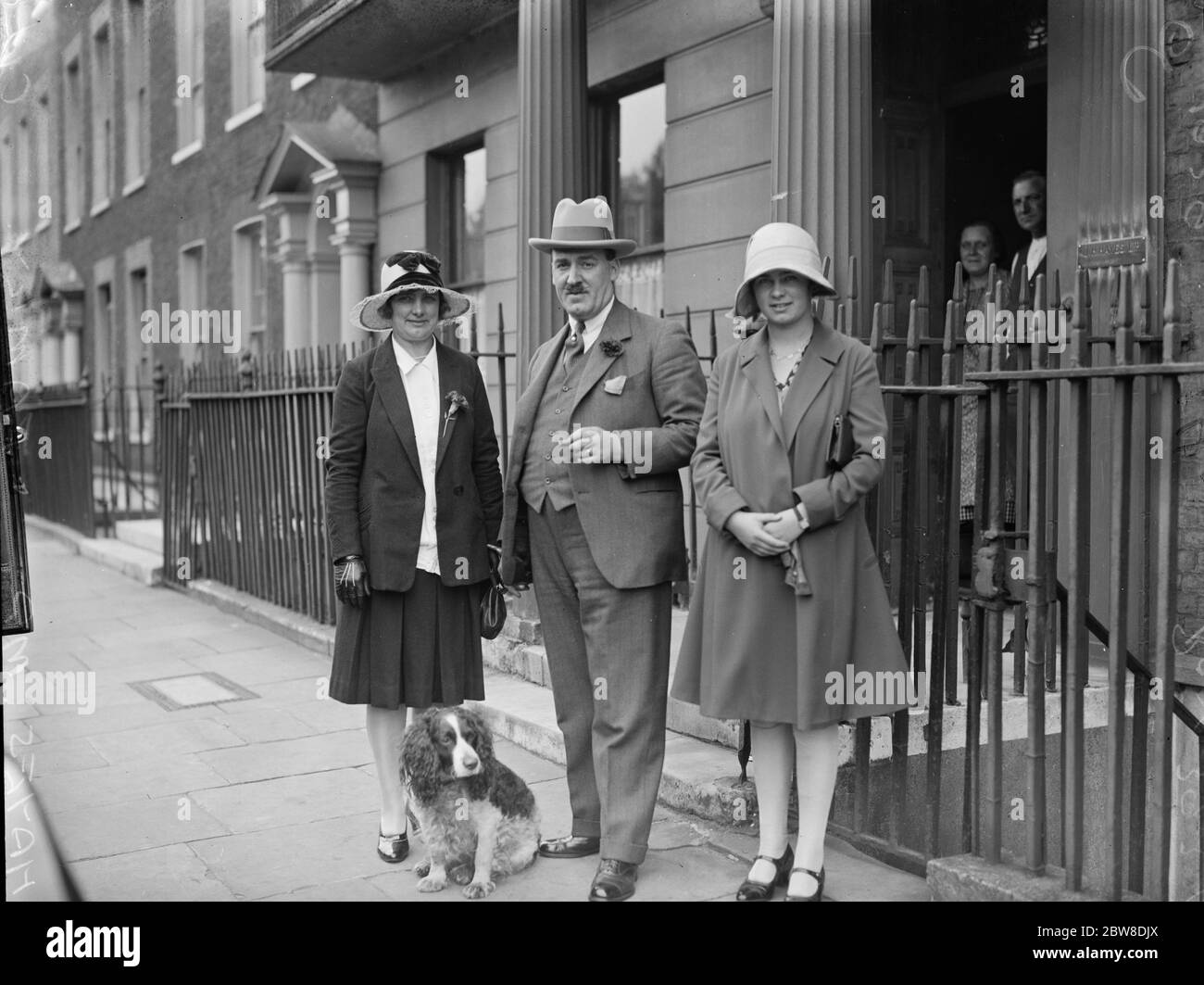 Vizekammerlain des königlichen Haushalts verlässt für Ägypten und Palästina. Herr Jack Hayes MP , Vizekammerlain des königlichen Haushalts , Frau Hayes und ihre Tochter Mollie , in ihrem Clapham Common Haus fotografiert , kurz vor der Abreise für eine Urlaubsreise in Ägypten und Palästina . Jack, der Hund, war enttäuscht, dass er zurückgelassen wurde. Bis 19. August 1929 Stockfoto