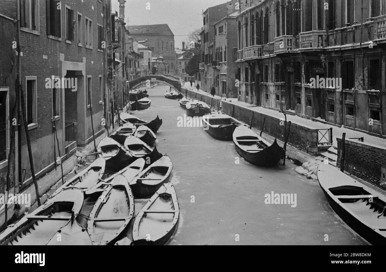 Ein ungewöhnlicher Anblick in Venedig - Gondeln stecken in Eis entlang eines Kanals. 20 Februar 1929 Stockfoto