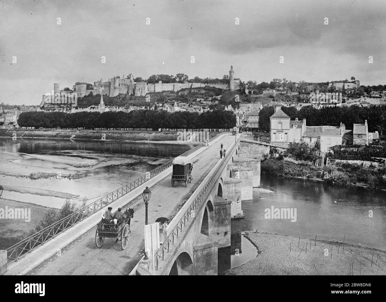 Chinon, Frankreich - die Brücke über den Fluss Vienne bei Chinon, im Loire-Tal, Blick in Richtung der mittelalterlichen Stadt. 25 Februar 1929 Stockfoto