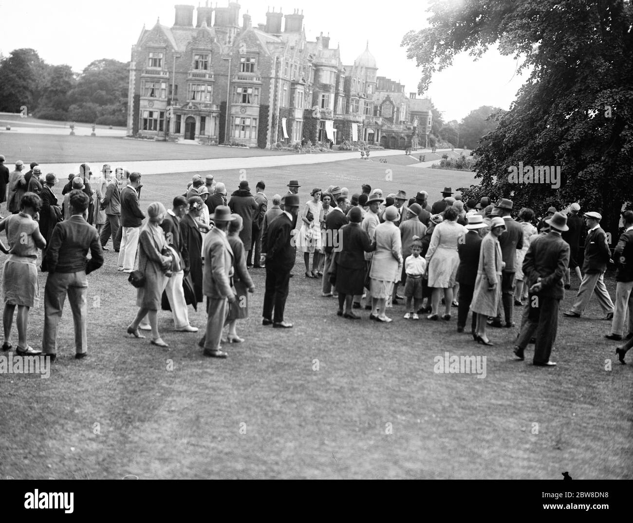 20, 000 Spaziergang rund um das König ' s Landhaus . Die wunderschöne Anlage in Sandringham ist für die Öffentlichkeit zugänglich. Obwohl der König in Sandringham während des Wochenendes angekommen war, wurden die Anlagen an seiner Majestät ' s Norfolk Residenz wieder für die Öffentlichkeit am Mittwoch geöffnet und es wurde geschätzt, dass 20 , 000 wären um das Landhaus des Königs herum gegangen, bevor die Tore geschlossen wurden. Besucher verweilen in den sonnigen Gärten, um Sandringham House zu betrachten. Bis 29. August 1929 Stockfoto
